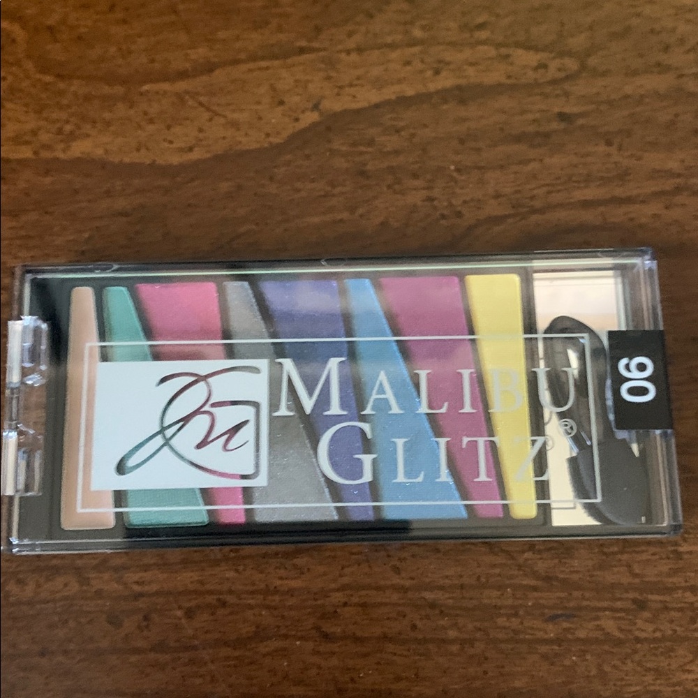 It’s bundle time! NWOT Malibu Glitz Eye Palette #06 & 4 Pack Make-Up Brush Set - Picture 2 of 4